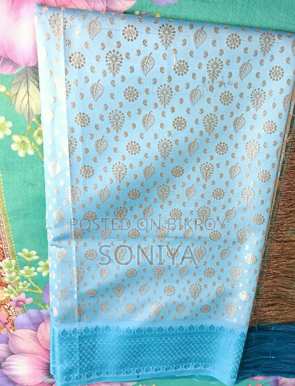পূজা স্পেশাল ব্লাউজপিস সহ সফট জরী কাতান শাড়ি