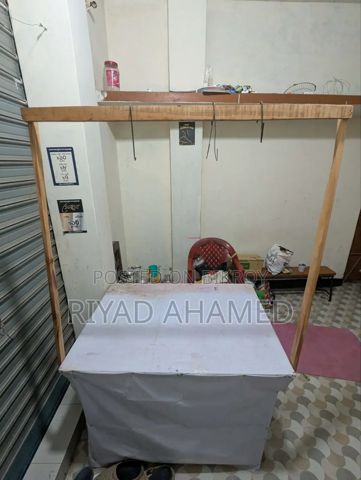 কাঠের টেবিল ও ৫ টি টুল