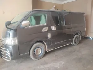 টয়োটা হাইএচ ২০০৪ গ্রে
