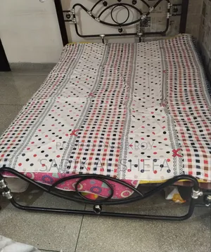 কালো মেটাল বিছানা