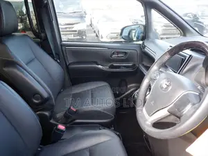 Toyota Esquire 1.8 Front-Wheel Drive Hybrid (7-Seater) 2021 Purple