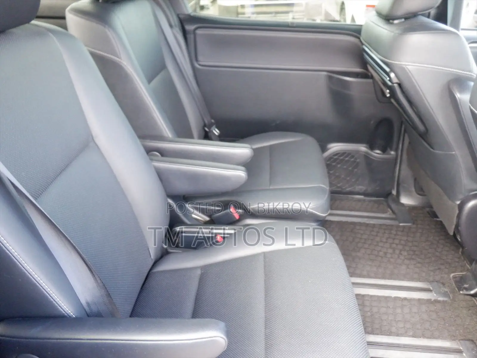 Toyota Esquire 1.8 Front-Wheel Drive Hybrid (7-Seater) 2021 Purple