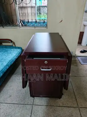 ফোল্ডিং টেবিল