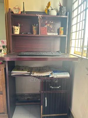 পড়ার টেবিল