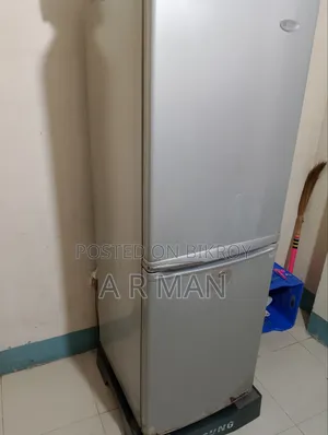 একটি সিলভার কালারের ফ্রিজ বিক্রি করা হবে