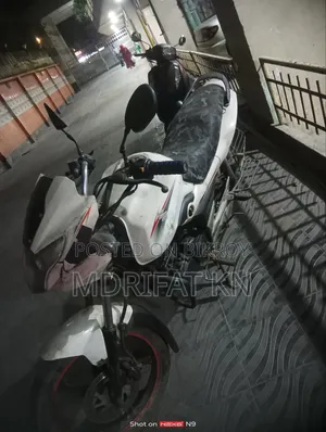 সুজুকি ব্যান্ডিট ১৫০ ২০২৫ হোয়াইট