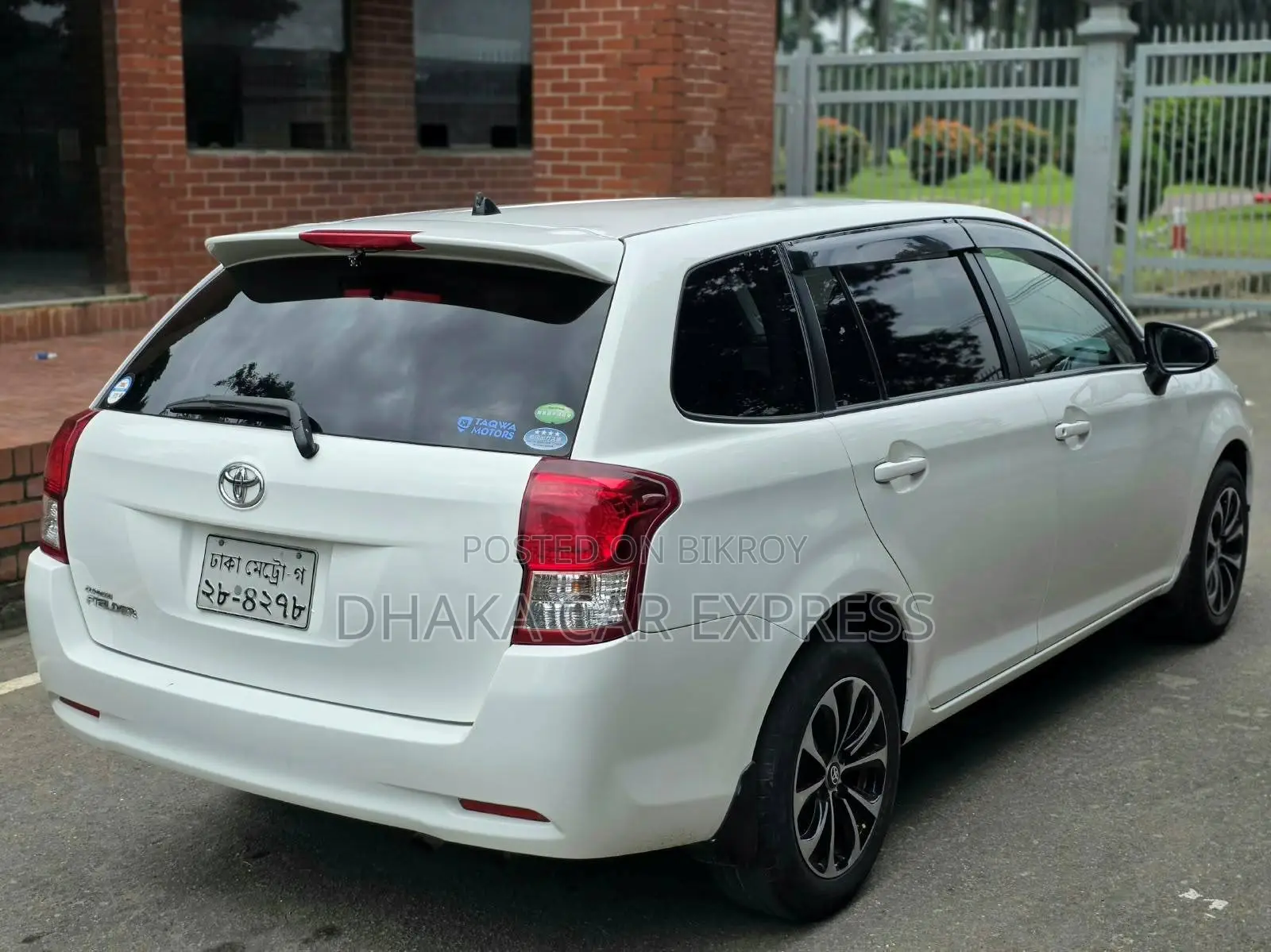 টয়োটা করোল্লা ২০১২ হোয়াইট
