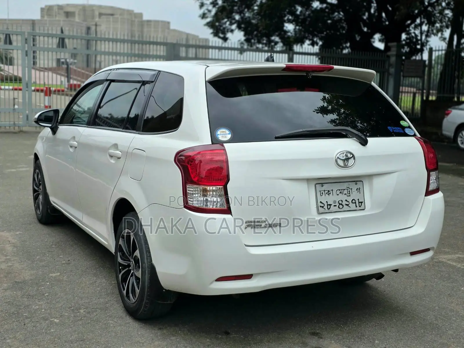 টয়োটা করোল্লা ২০১২ হোয়াইট