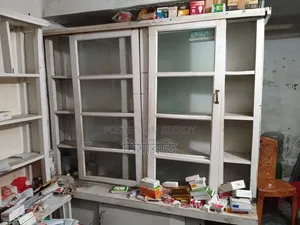 কাঠের শোকেজ