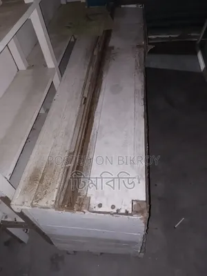 কাঠের শোকেজ