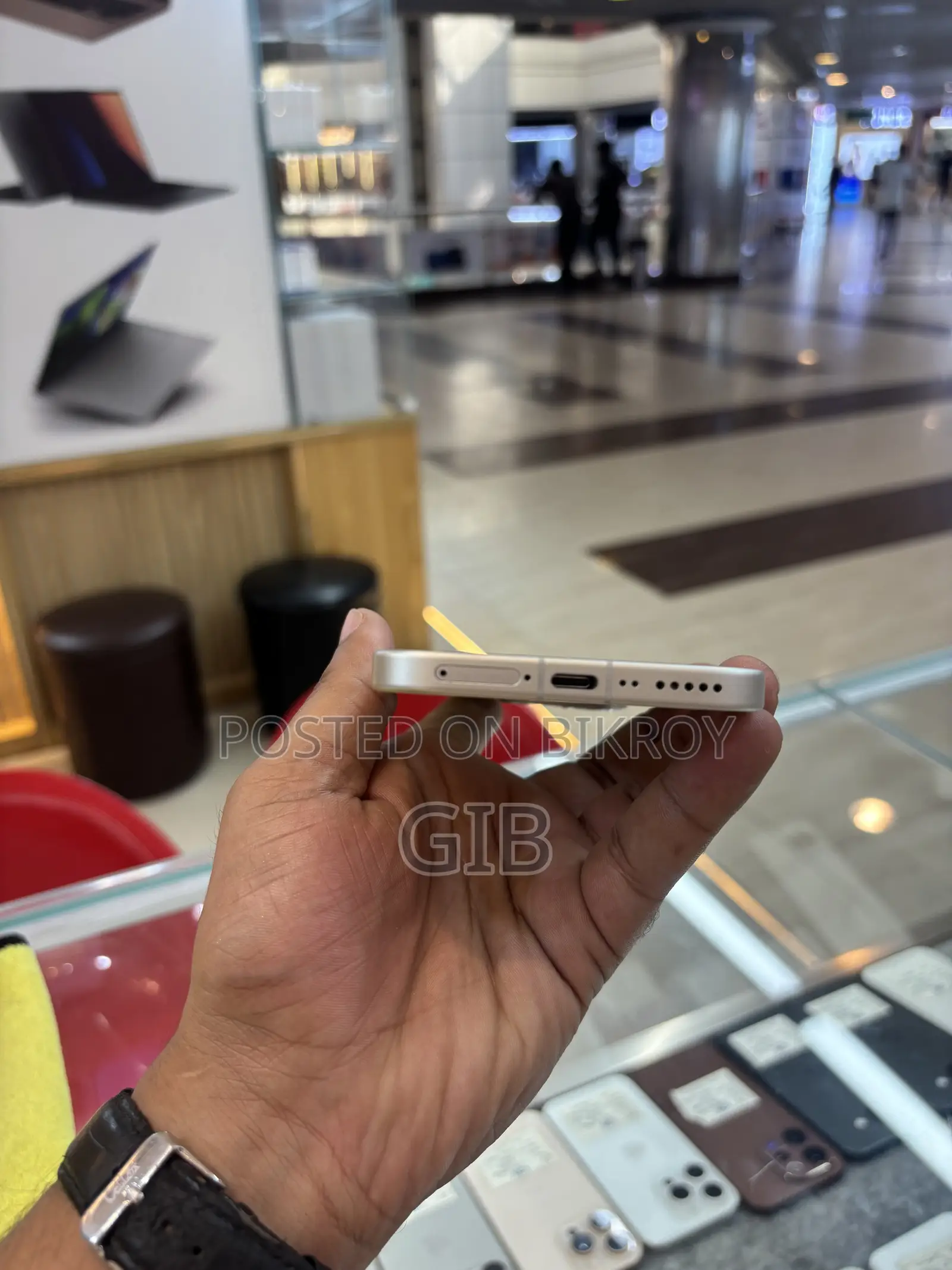 Vivo V70 ২৫৬ জিবি হলুদ