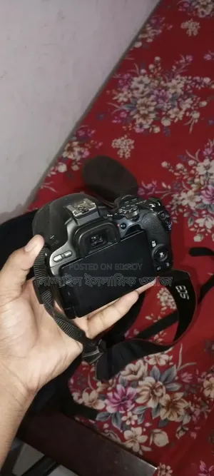 200D Body 18-55 Lens