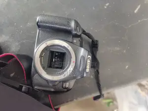 Canon 700D Camera + 300mm Lens