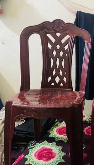 একটি চেয়ার বিক্রি করা হবে।