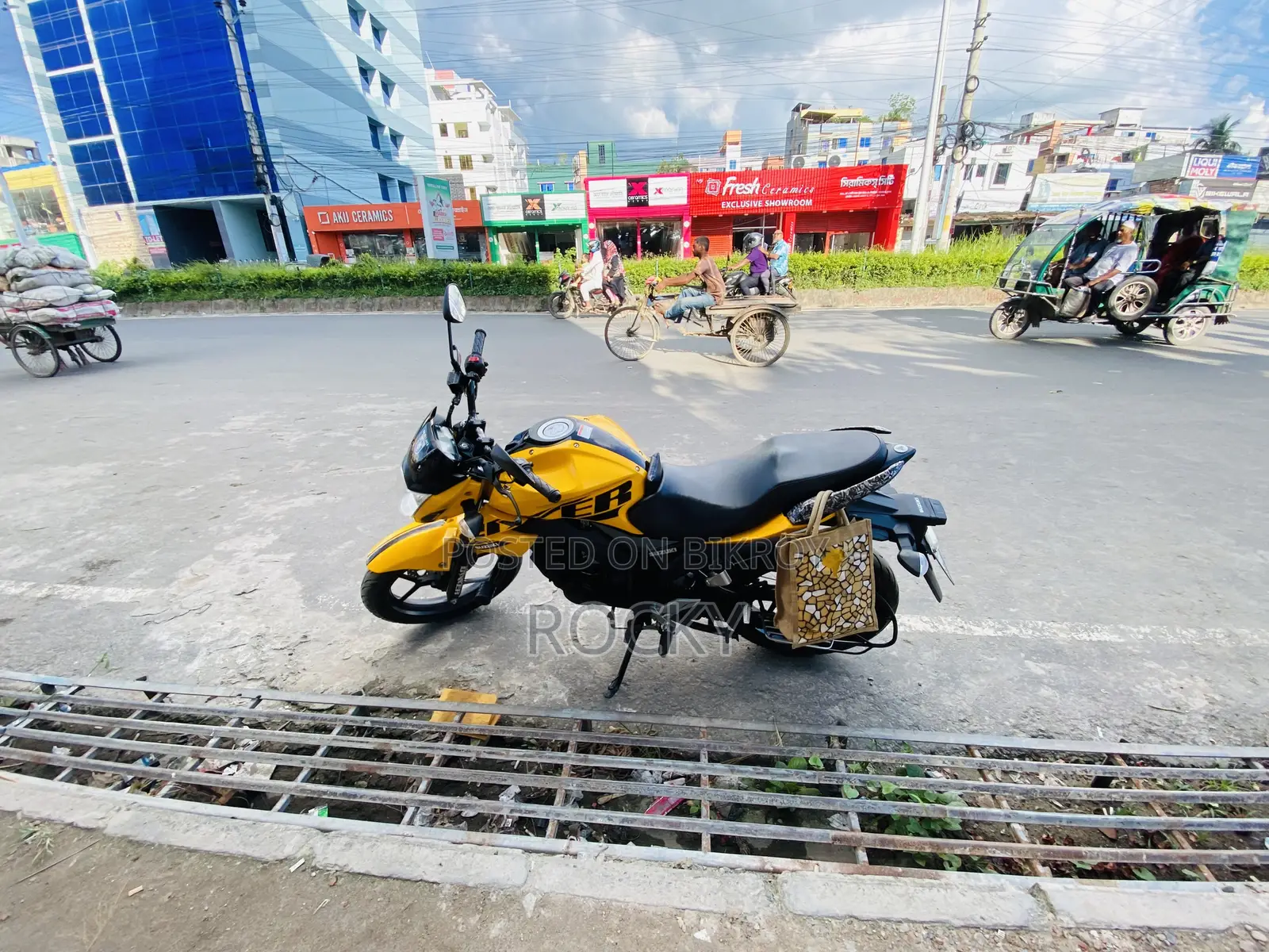 নতুন সুজুকি জিক্সার ২০২৫ হলুদ