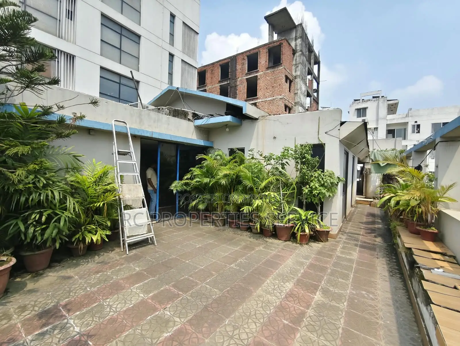 উত্তরায় ১৩০০০ বর্গফুট ৫ম তলা রেডি চমৎকার হোটেল ভাড়া