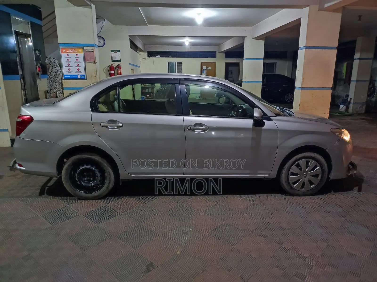 টয়োটা অ্যাক্সিও ১.৫ এক্স টু-হুইল ড্রাইভ ২০১৬ সিলভার
