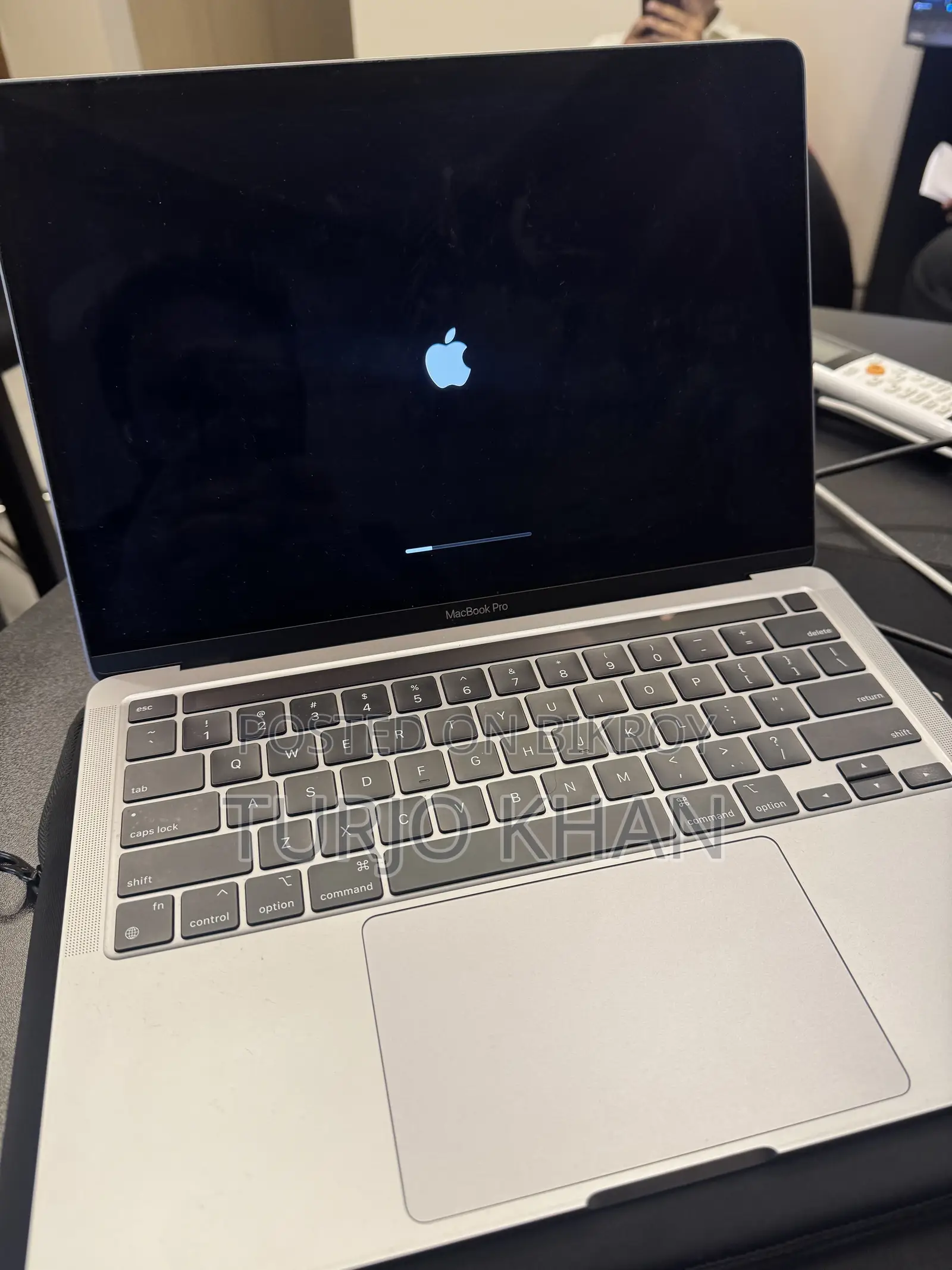 Laptop Apple MacBook Pro 2022 M2 8GB Apple M2 SSD 256GB