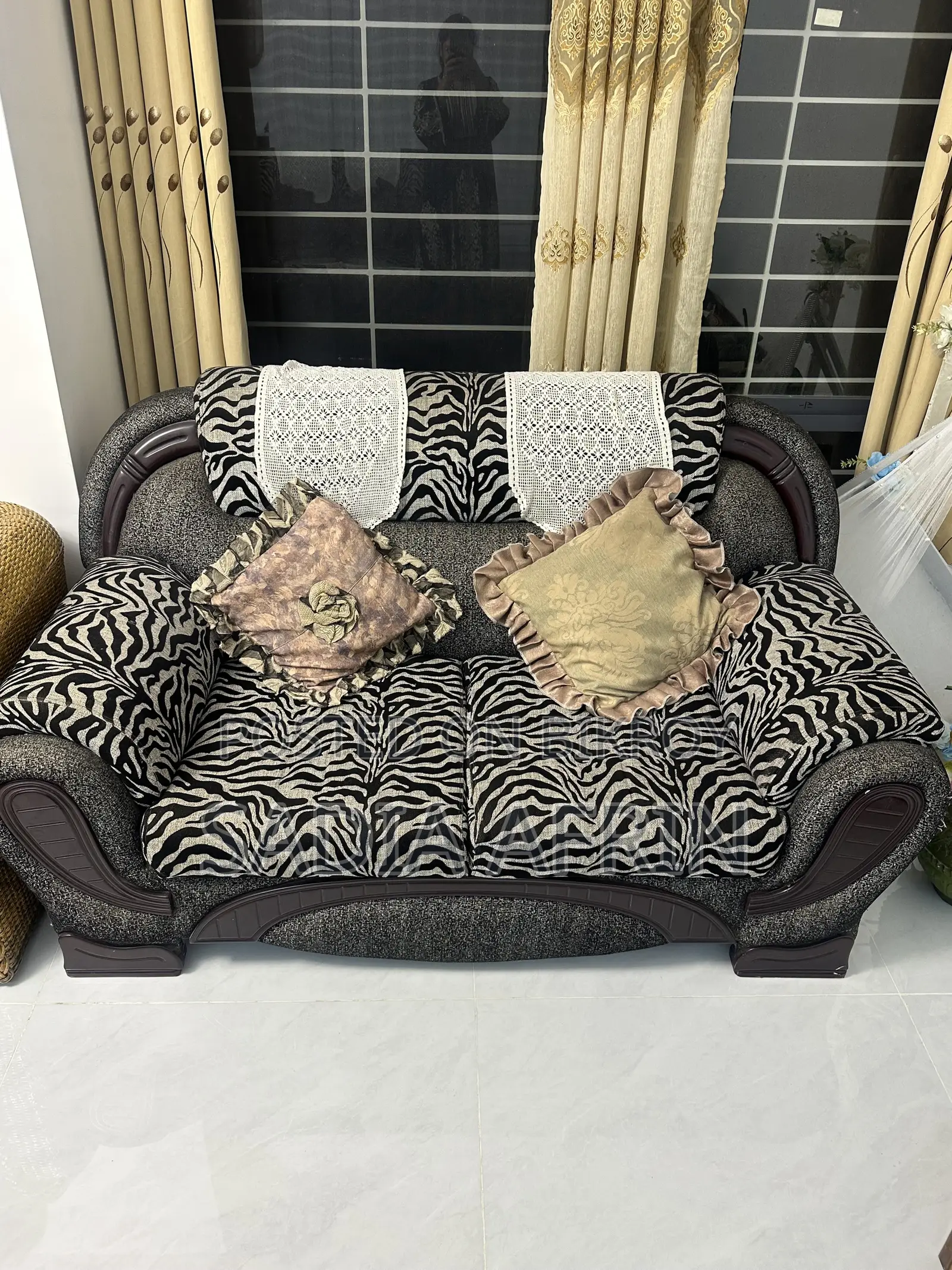 জেব্রা প্রিন্ট সোজা সেট (বসার ধারণক্ষমতা: ৫ সিটার)