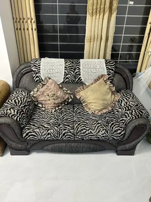 জেব্রা প্রিন্ট সোজা সেট (বসার ধারণক্ষমতা: ৫ সিটার)