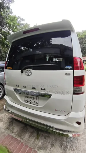 টয়োটা নোয়া ২০০৫ পার্ল