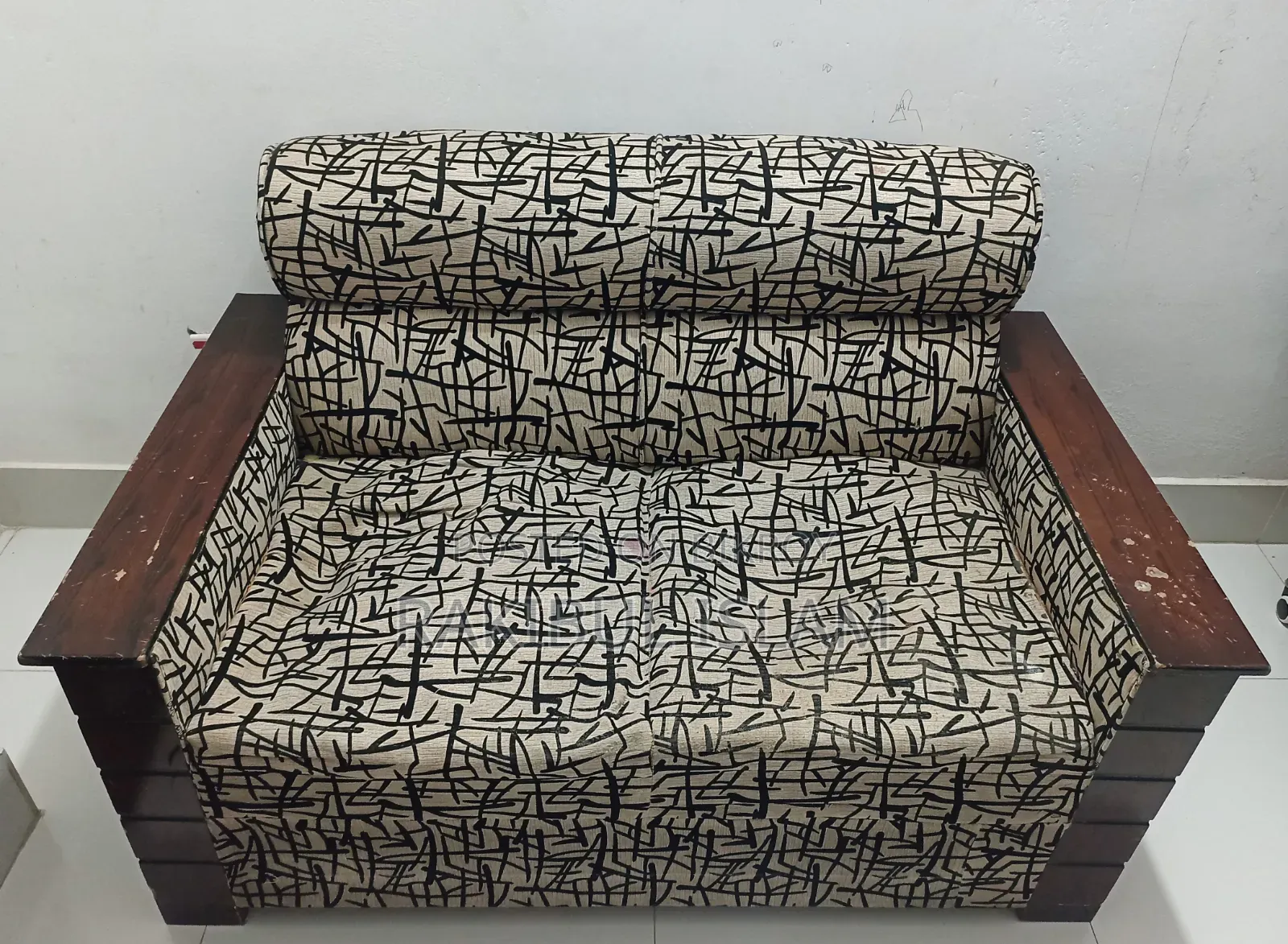 মালয়েশিয়ান কাঠের ২ সিটের সোফা বিক্রয় হবে