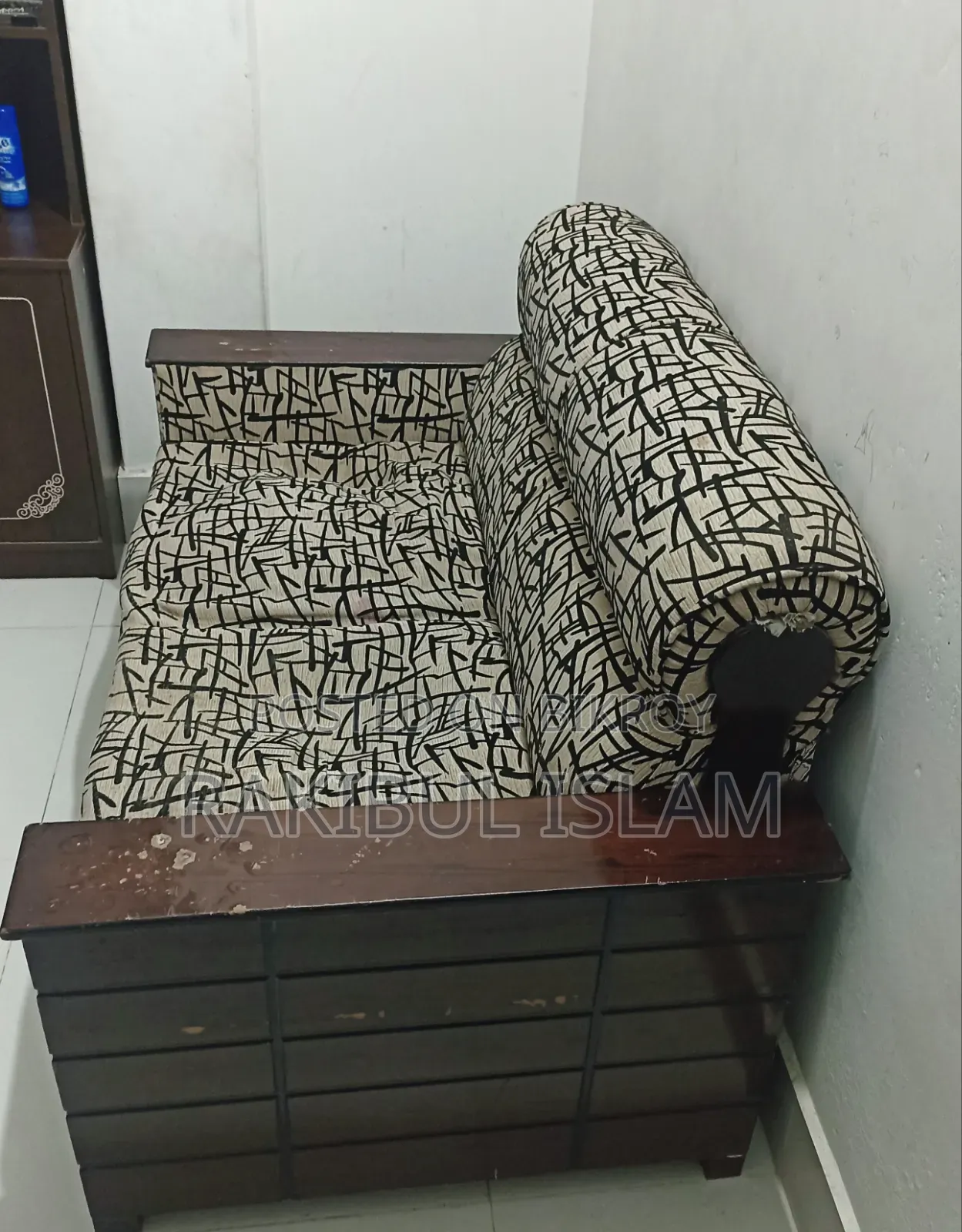 মালয়েশিয়ান কাঠের ২ সিটের সোফা বিক্রয় হবে