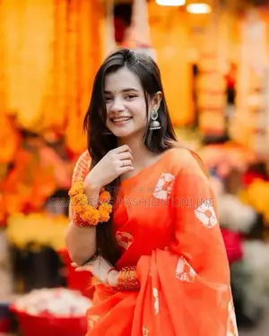 ব্লাউজ পিস সহ চান্দেরী সিল্ক শাড়ি