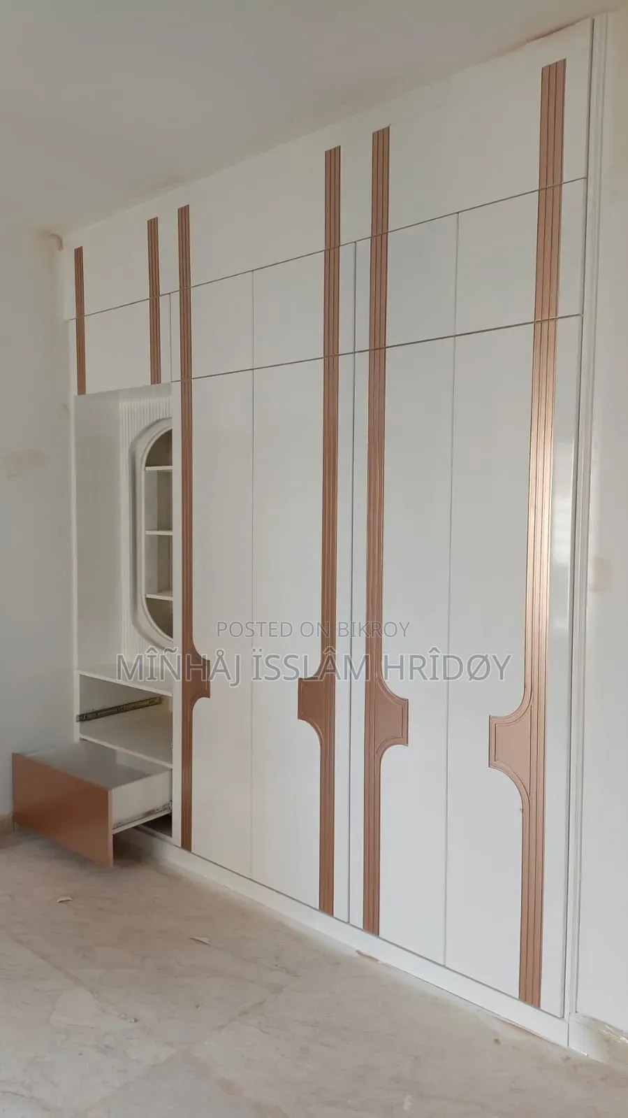 পেইন্টের কাজ করা হয়