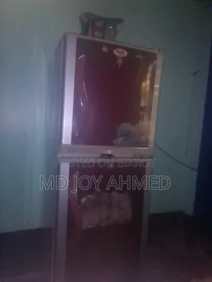 সাধারন ব্যবহার করা LG ফ্রিজ এটার উপরে একটা দরজা নিচে একটা দরজা