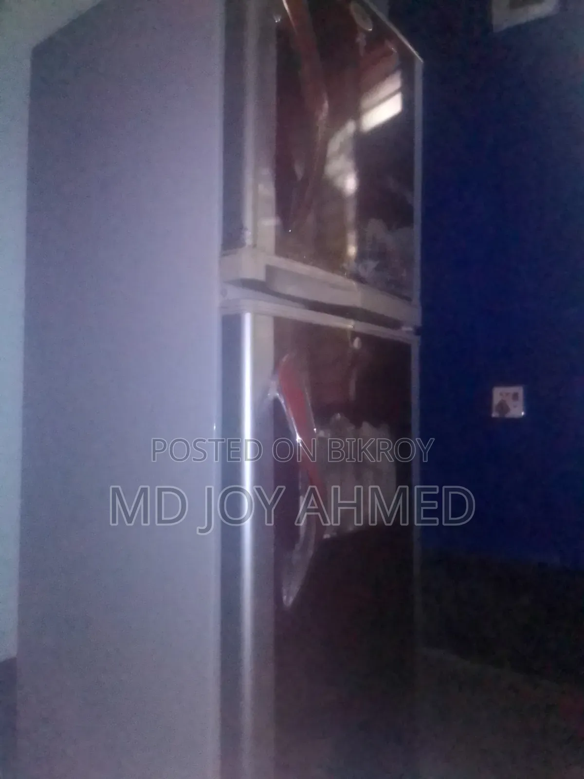 সাধারন ব্যবহার করা LG ফ্রিজ এটার উপরে একটা দরজা নিচে একটা দরজা