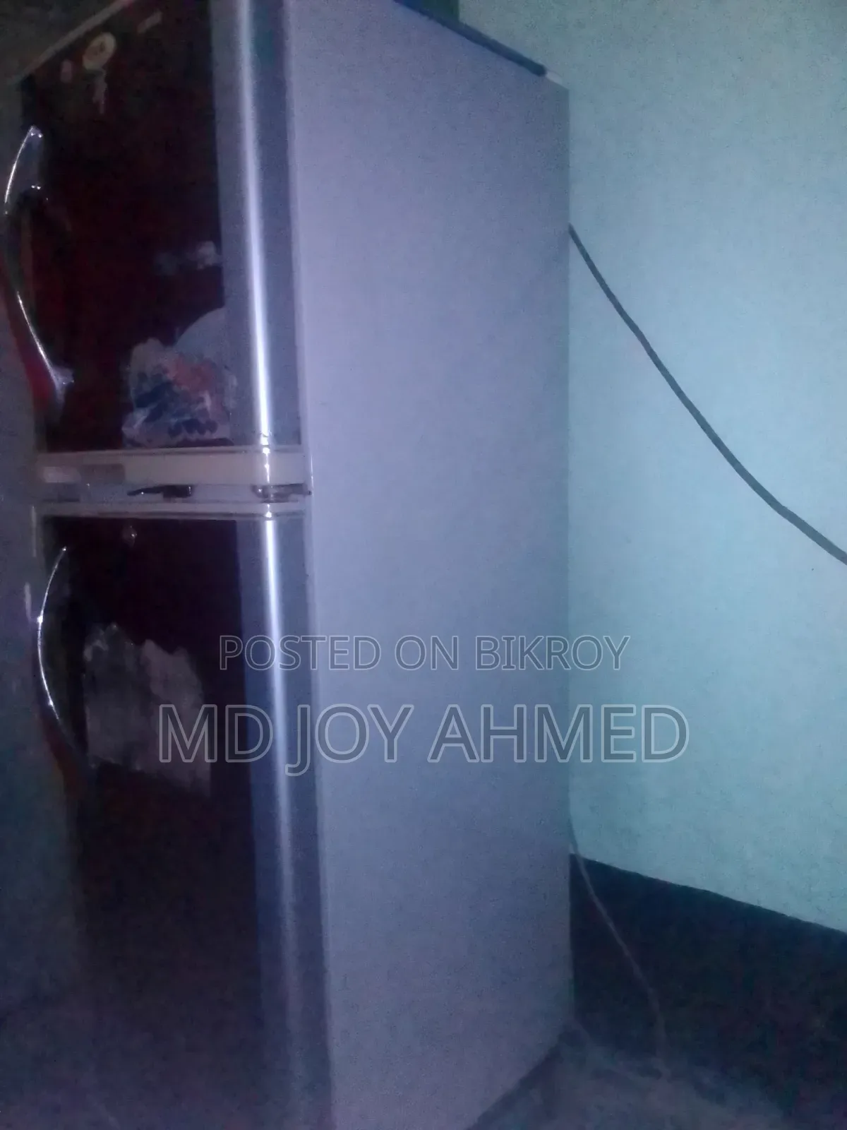 সাধারন ব্যবহার করা LG ফ্রিজ এটার উপরে একটা দরজা নিচে একটা দরজা