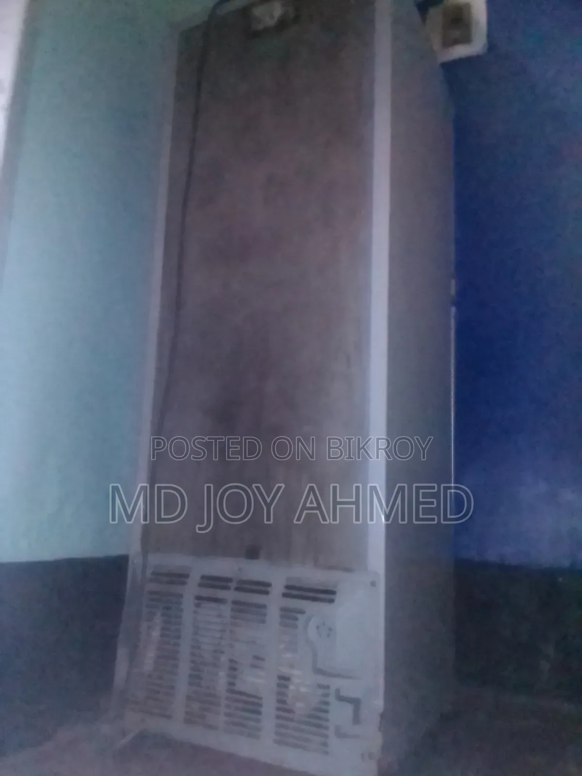 সাধারন ব্যবহার করা LG ফ্রিজ এটার উপরে একটা দরজা নিচে একটা দরজা