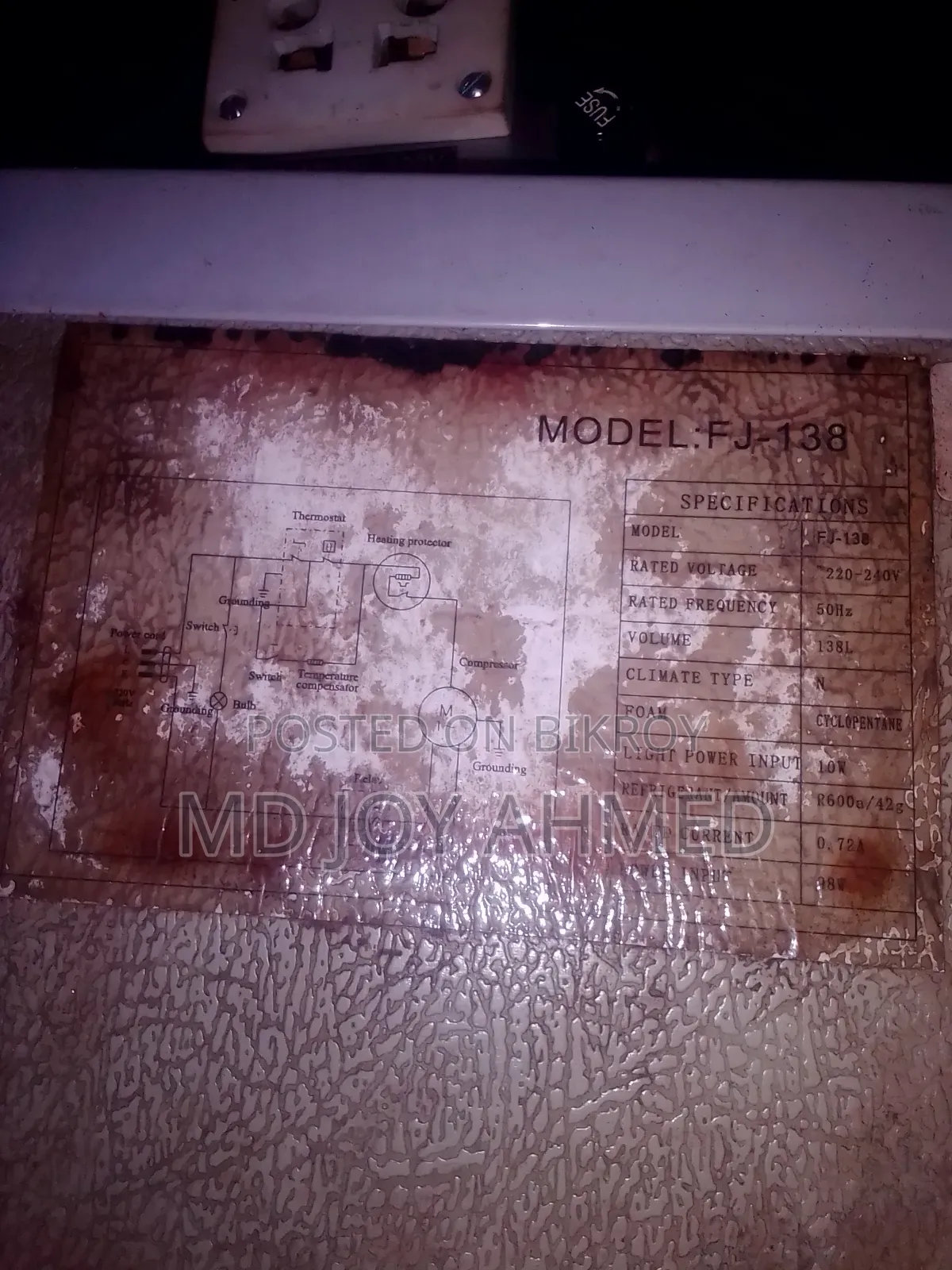 সাধারন ব্যবহার করা LG ফ্রিজ এটার উপরে একটা দরজা নিচে একটা দরজা