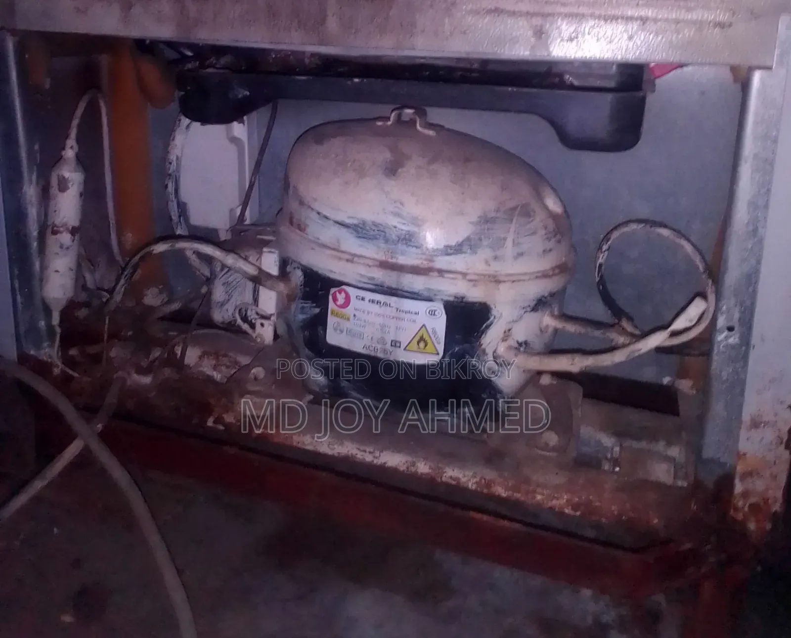 সাধারন ব্যবহার করা LG ফ্রিজ এটার উপরে একটা দরজা নিচে একটা দরজা
