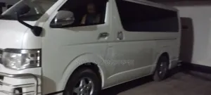 Toyota HiAce ২০১২ সাদা