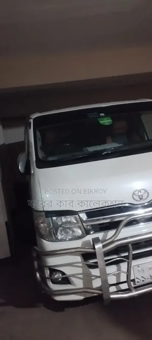 টয়োটা হাইএচ ২০১২ হোয়াইট