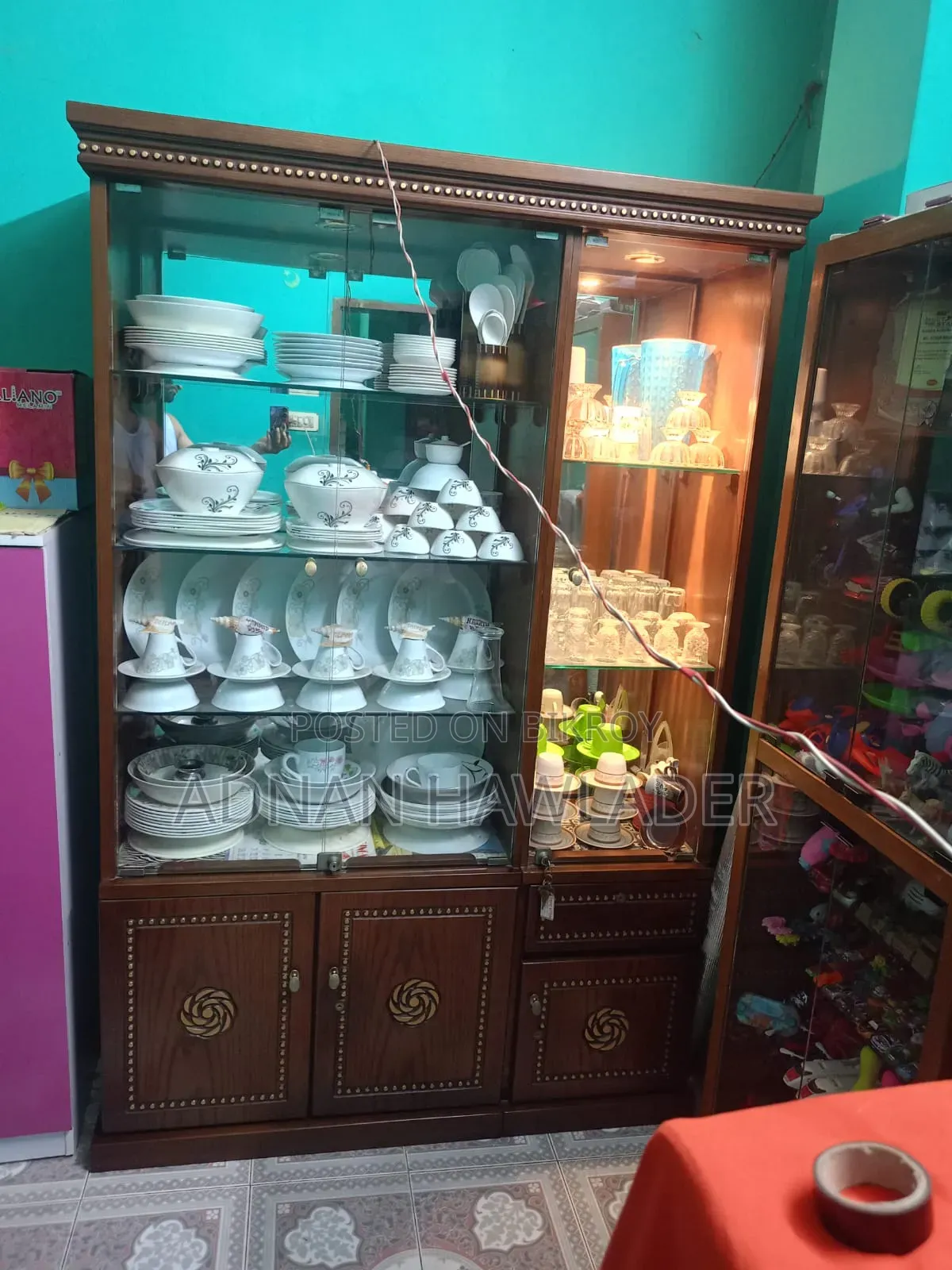 শোকেস/ক্যাবিনেট