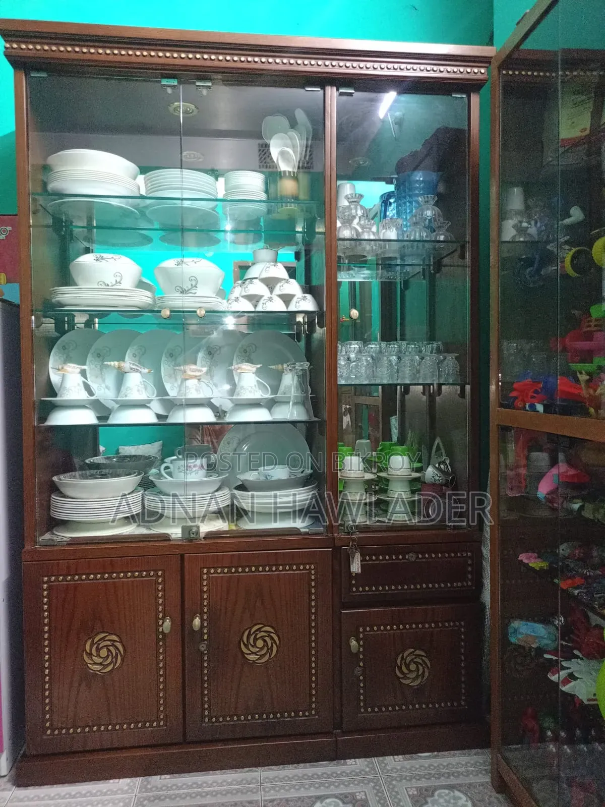 শোকেস/ক্যাবিনেট
