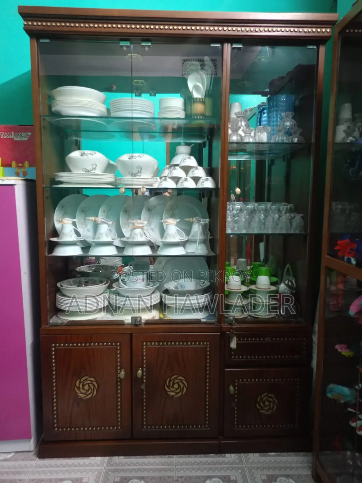 শোকেস/ক্যাবিনেট