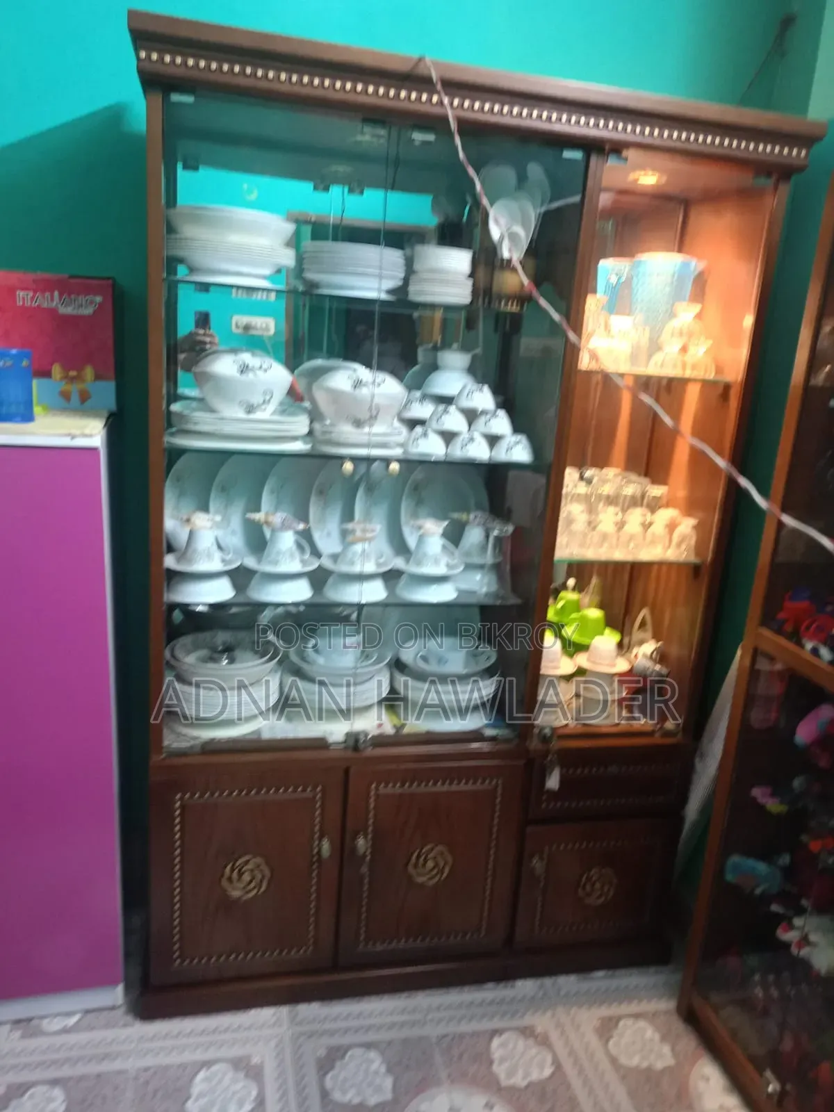 শোকেস/ক্যাবিনেট