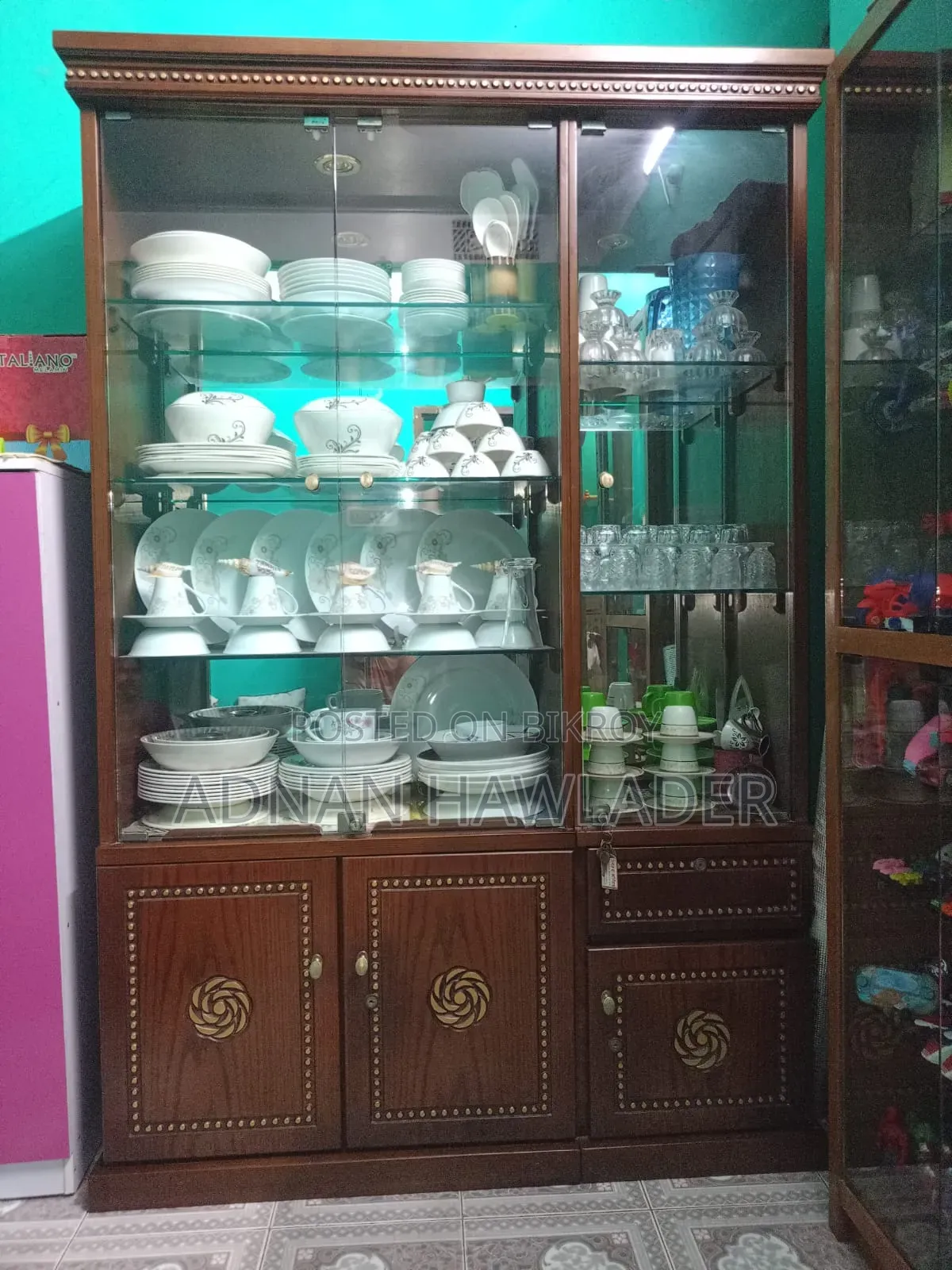 শোকেস/ক্যাবিনেট