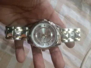 ঘড়ি বিক্রয়ের জন্য