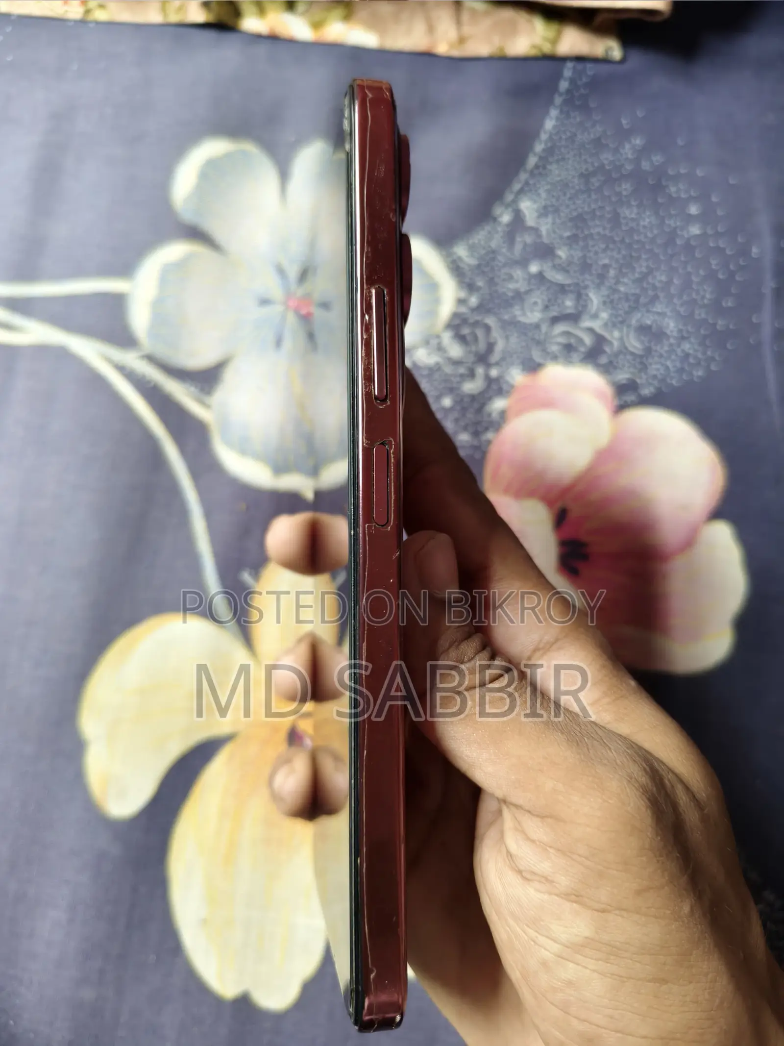 লাল রঙের ১২৮ জিবি ভিভো ওয়াই৩১ ৫জি