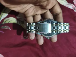 পুরাতন হাতঘড়ি বিক্রি হবে। কালো-নীল ডায়াল, মেটাল স্ট্র্যাপ,