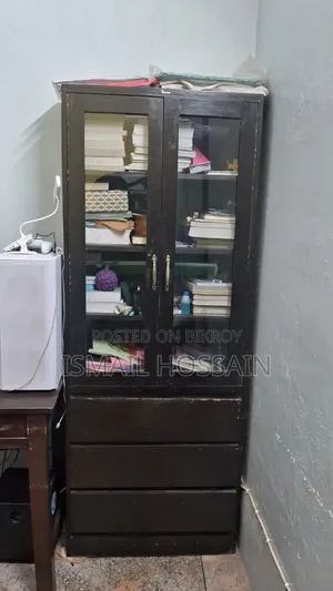 ৫ সি‌টের সোফা, ০১ টি শো‌কেস, ০১ টি ড্রোসং টে‌বিল, ০১ টি বুক সেলফ