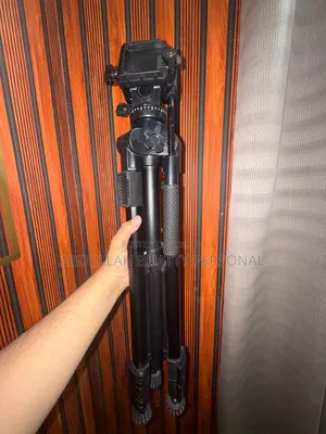 VCT-880 Professional Video Tripod (With Box)