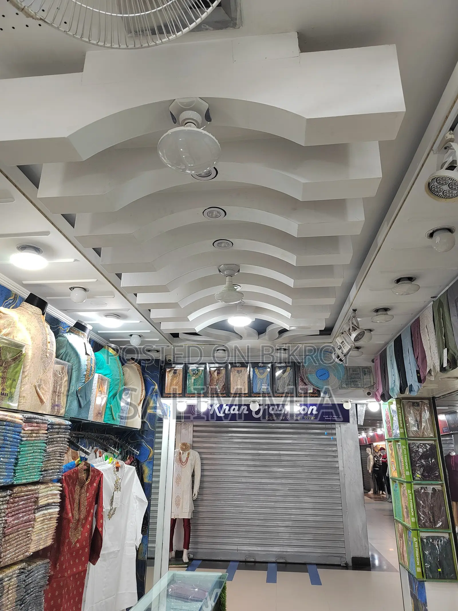 Running clothing showroom for rent