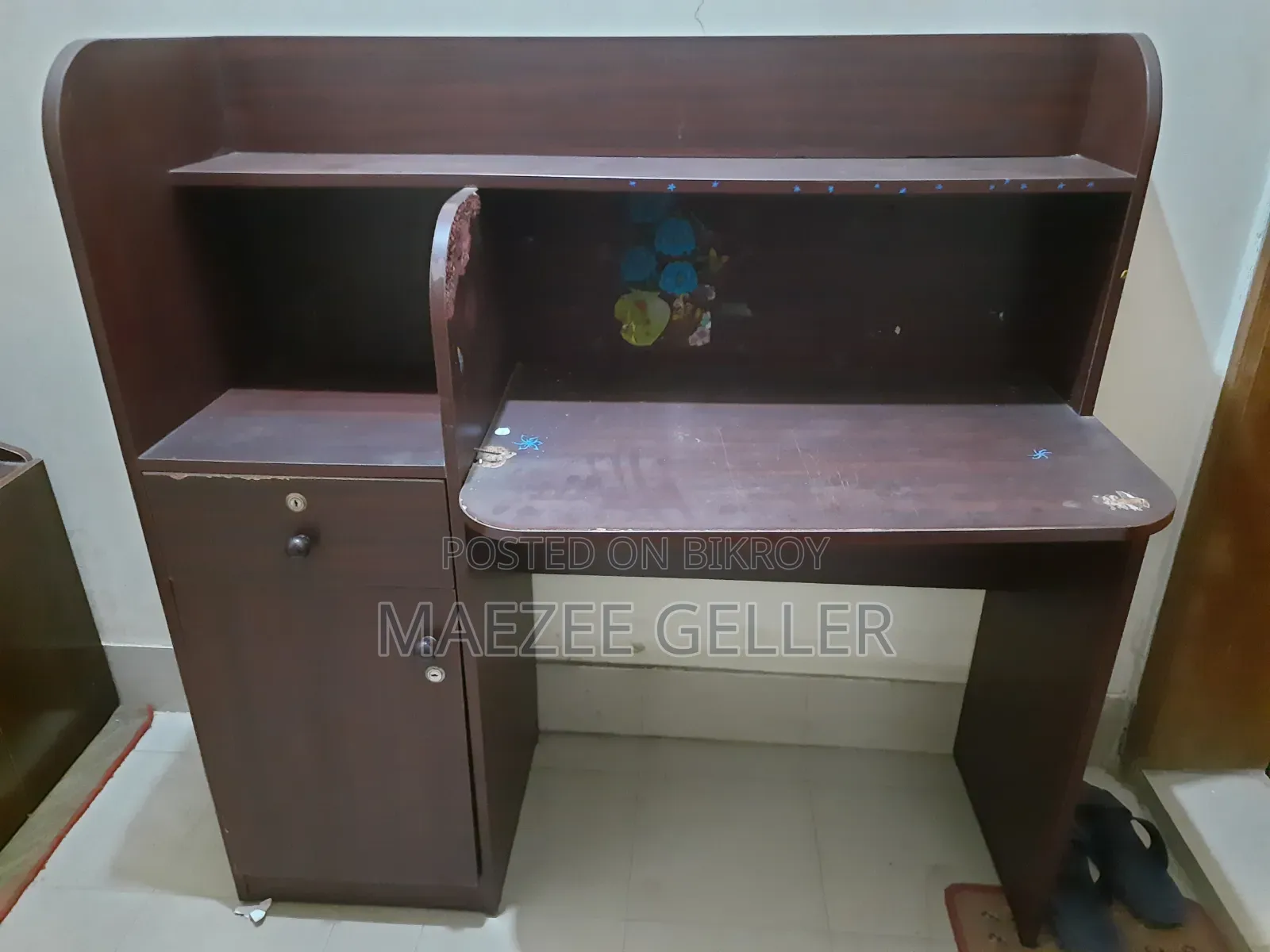পড়ার টেবিল
