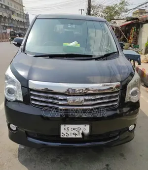 Toyota Noah 2.0 143hp FWD (8 Seater) 2012 Black